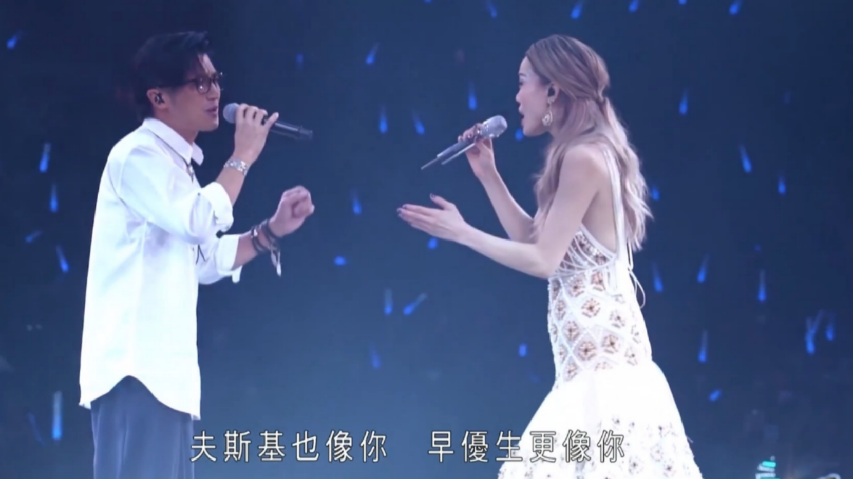 谢霆锋惊现容祖儿演唱会英皇一哥一姐同台合唱玉蝴蝶点燃全场
