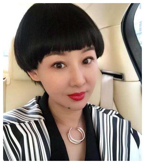 她上春晚走红,为孙楠放弃事业,隐退9年被抛弃,现49岁很幸福|买红妹