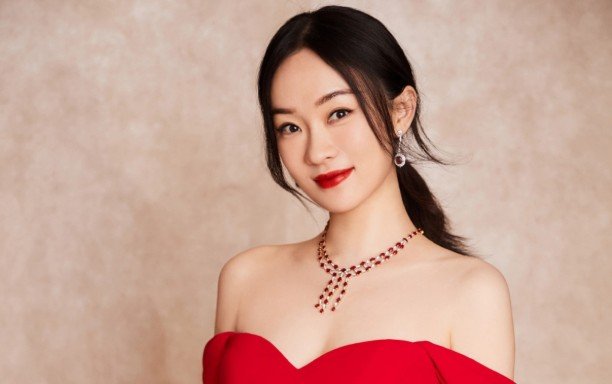 40岁霍思燕用嘴给鸵鸟喂菜,全程无防护_高清图集_新浪网