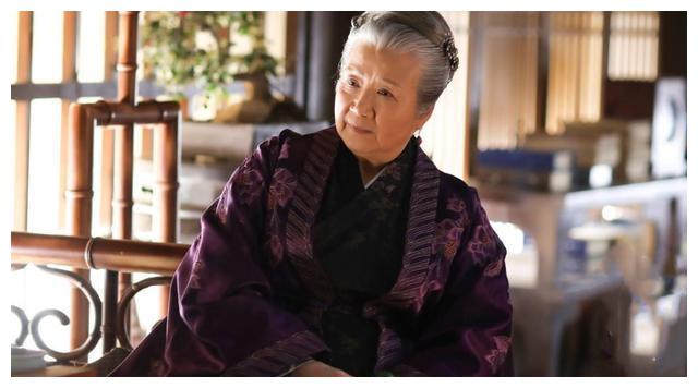 我们知道曹翠芬的出名来之不易,不像别人那样只会突飞猛进,所以她也