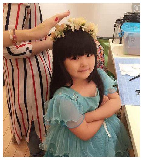 小沈阳女儿经历了什么？五官张开气质十足，撞脸<a href=