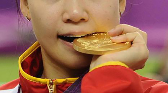奥运金牌是不是纯金的为什么冠军都爱用牙咬