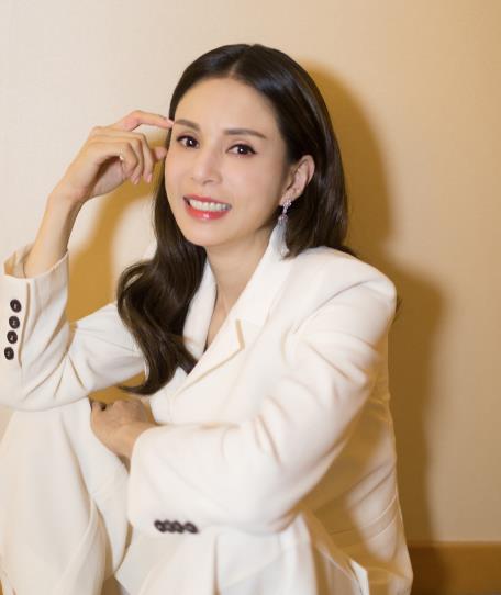 54岁李若彤晒近照庆生穿白色倒v连衣裙颜值超抗打