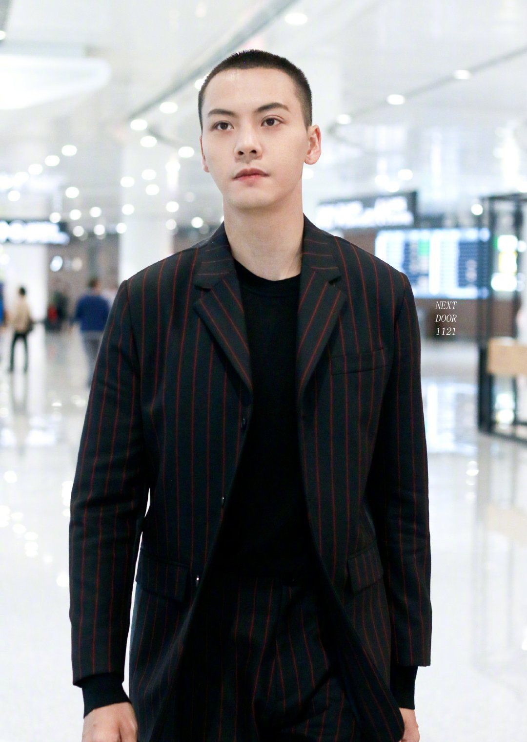 陈伟霆寸头时尚街拍,痞帅中带着憨笑,就是那么招人爱!