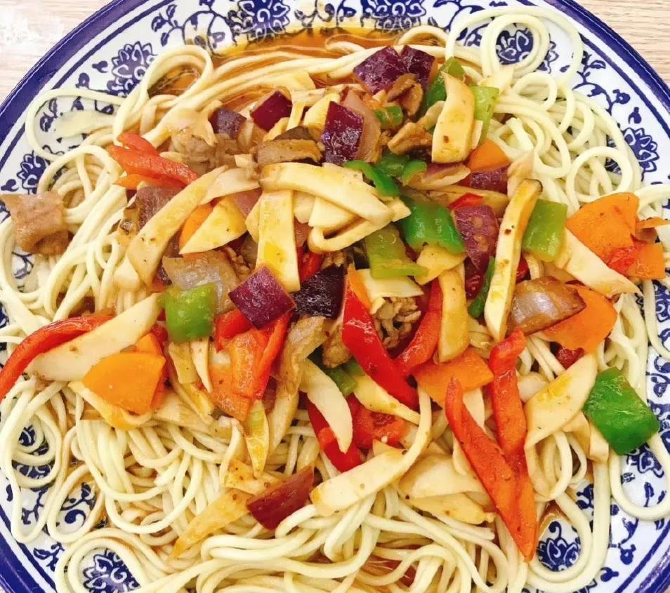 新疆美食拉条子拌面你吃过吗