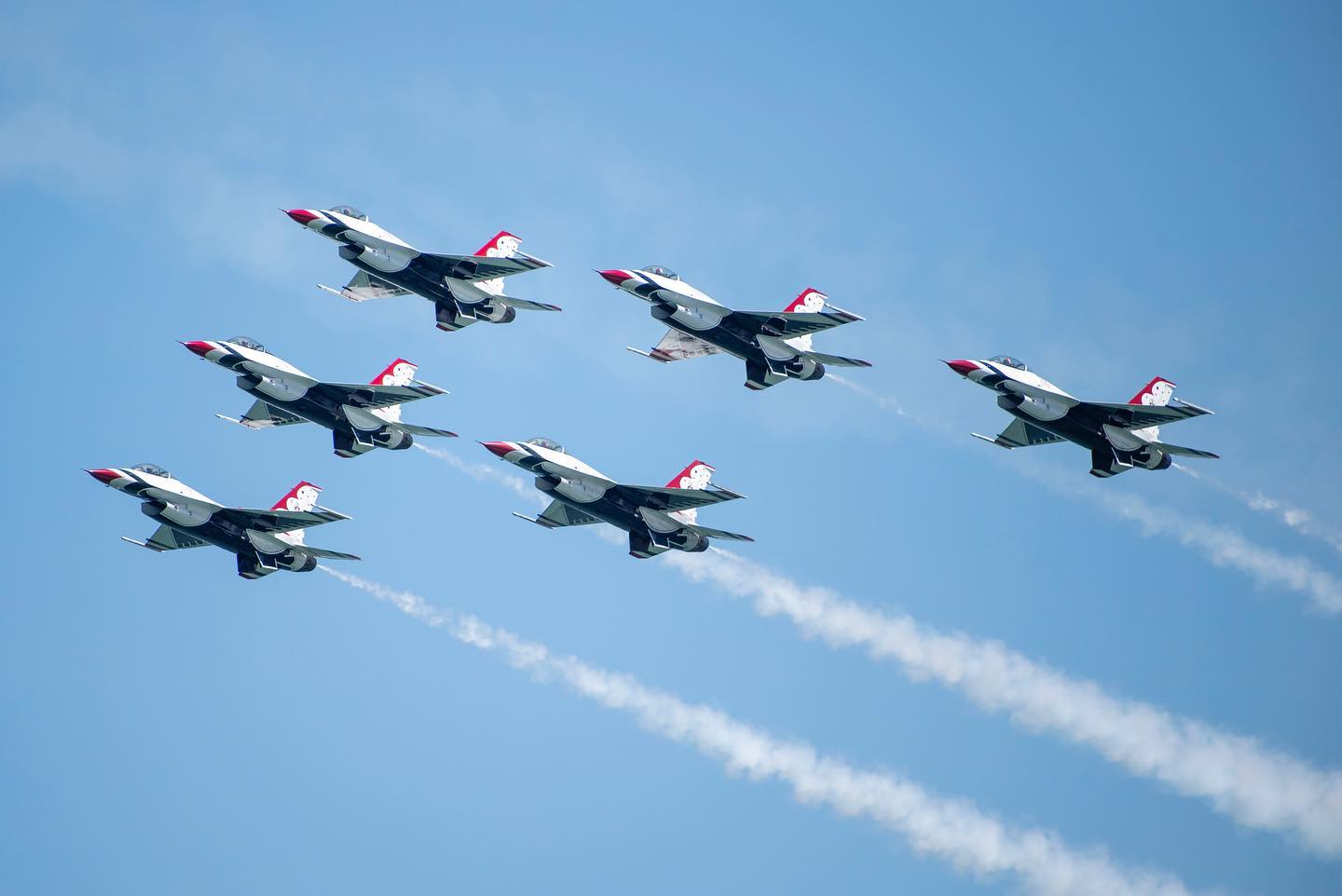 雷鸟飞行表演队在马里兰州海洋城进行飞行表演