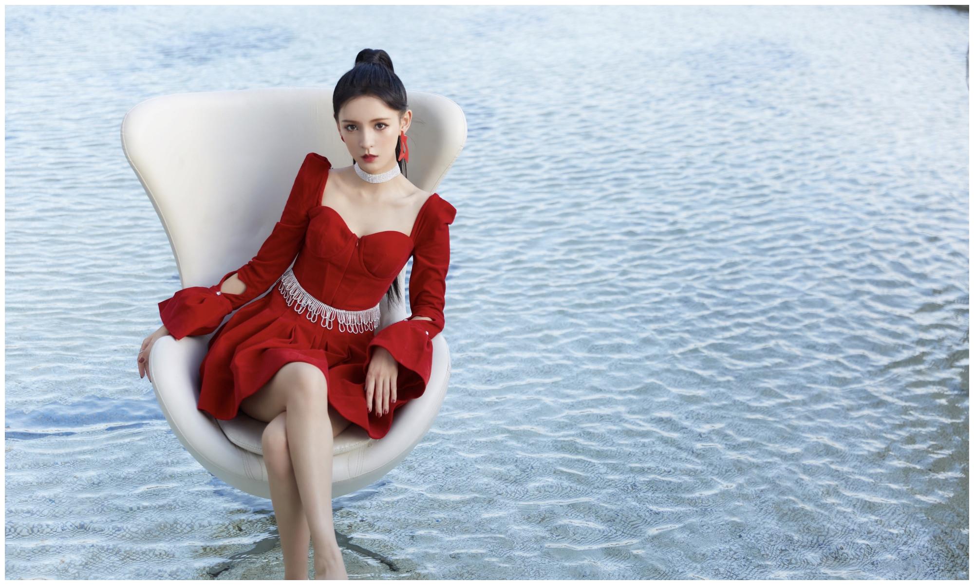 张馨予张予曦同框,黑色西装撞上红裙,这次终于能分清她们了