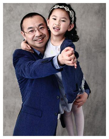 刘仪伟全家近照,老婆在家是领导,从来不做饭,女儿长相随爸