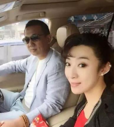 这个时分很多人可能会想,当年陪他一同出家的郝彤怎样样了?