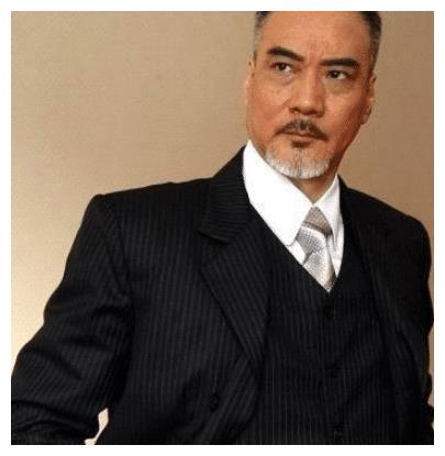 曾和郑少秋齐名,是周星驰年轻时仰慕的大侠,后成星爷的配角