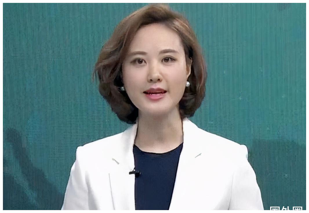 央视美女主播秦方,曾是高考状元,人美声甜气质好,39岁仍单身