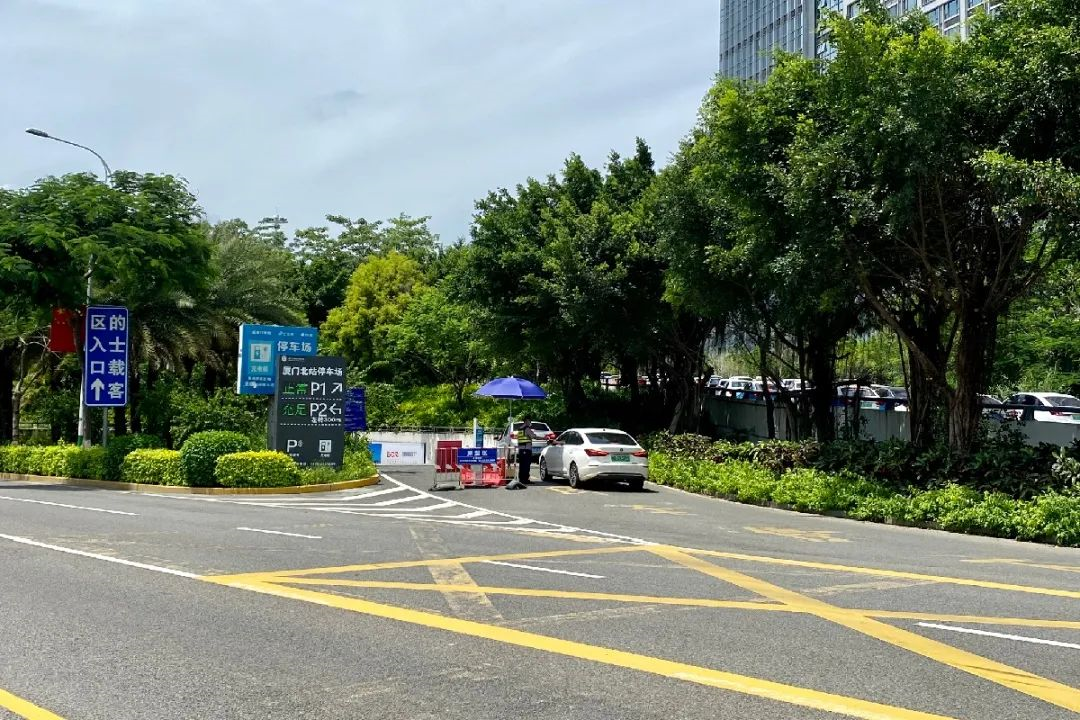 厦门北站p2停车场紧邻厦门北站,步行约3分钟.