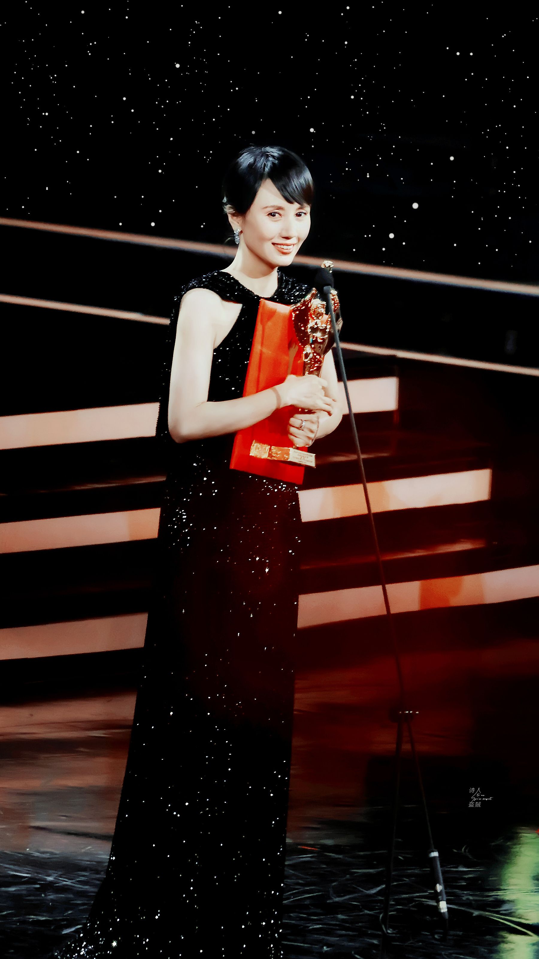 袁泉斩获百花奖影后上台领奖时热泪盈眶44岁穿晚礼服气质好美