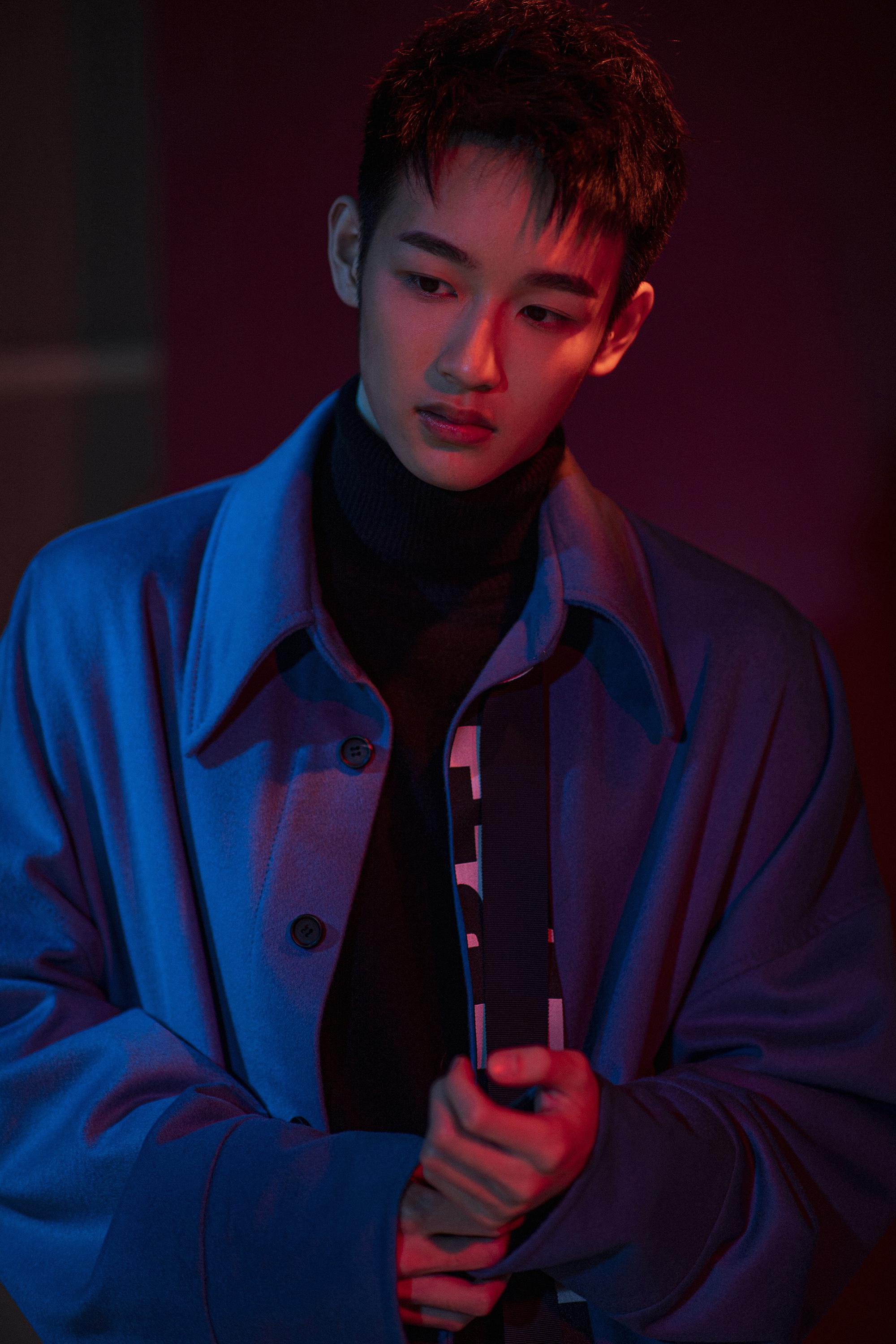 吴迪飞廓形套装演绎红黑迷幻 《我的同桌又上热搜了