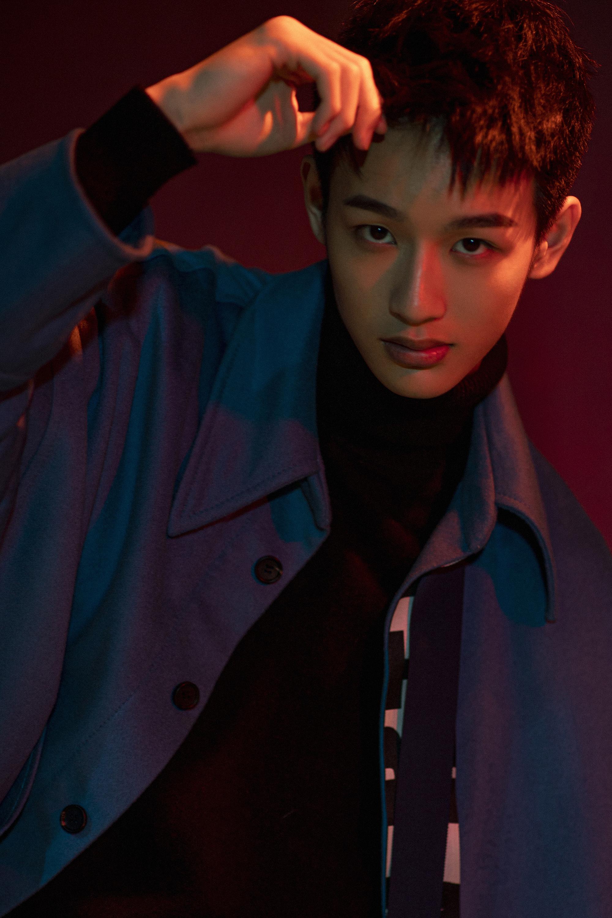 吴迪飞廓形套装演绎红黑迷幻 《我的同桌又上热搜了》青岛热拍