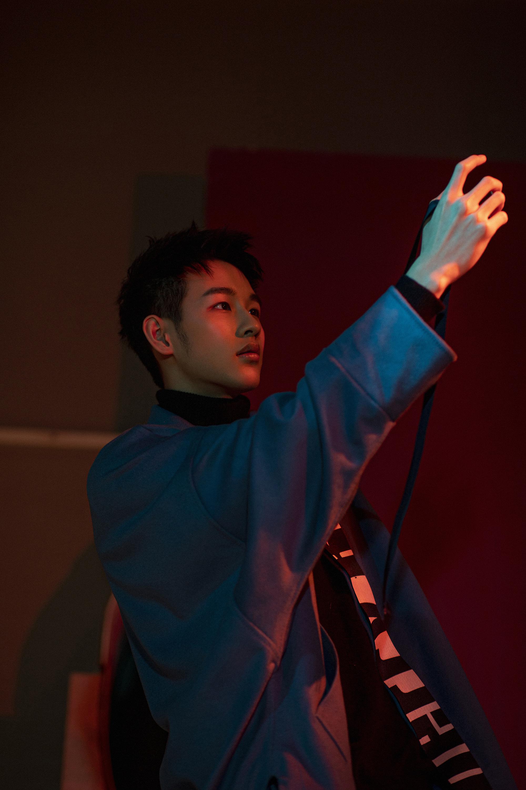 吴迪飞廓形套装演绎红黑迷幻 《我的同桌又上热搜了