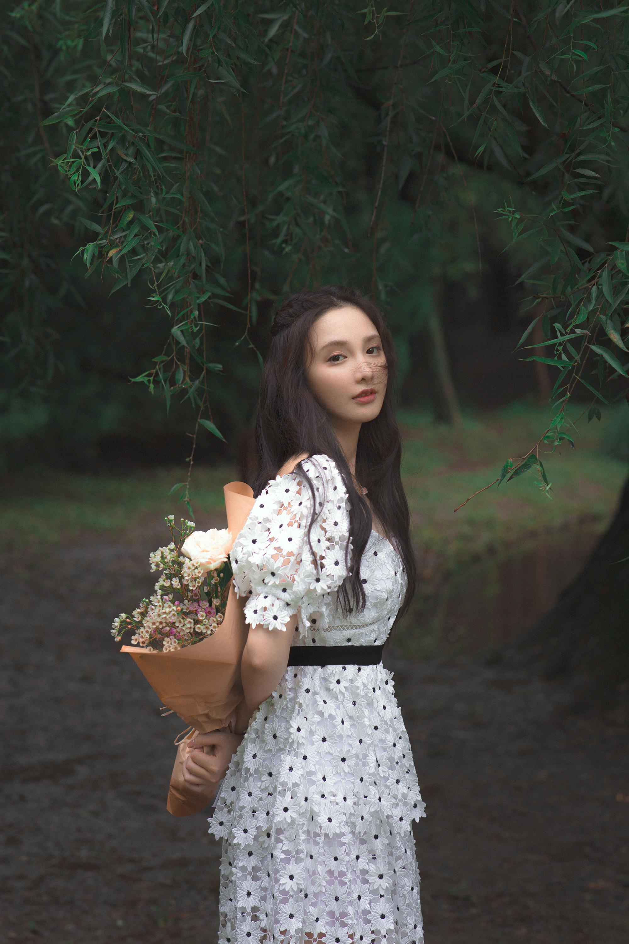 彭小苒森林镂空裙写真曝光 化身森系少女温柔精致