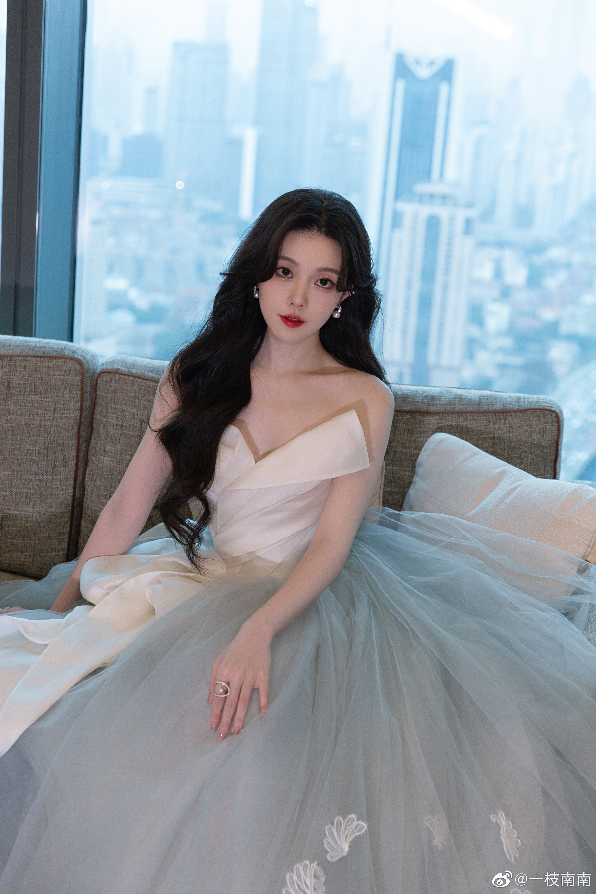 网红美女模特一枝南南迷人美照欣赏__财经头条