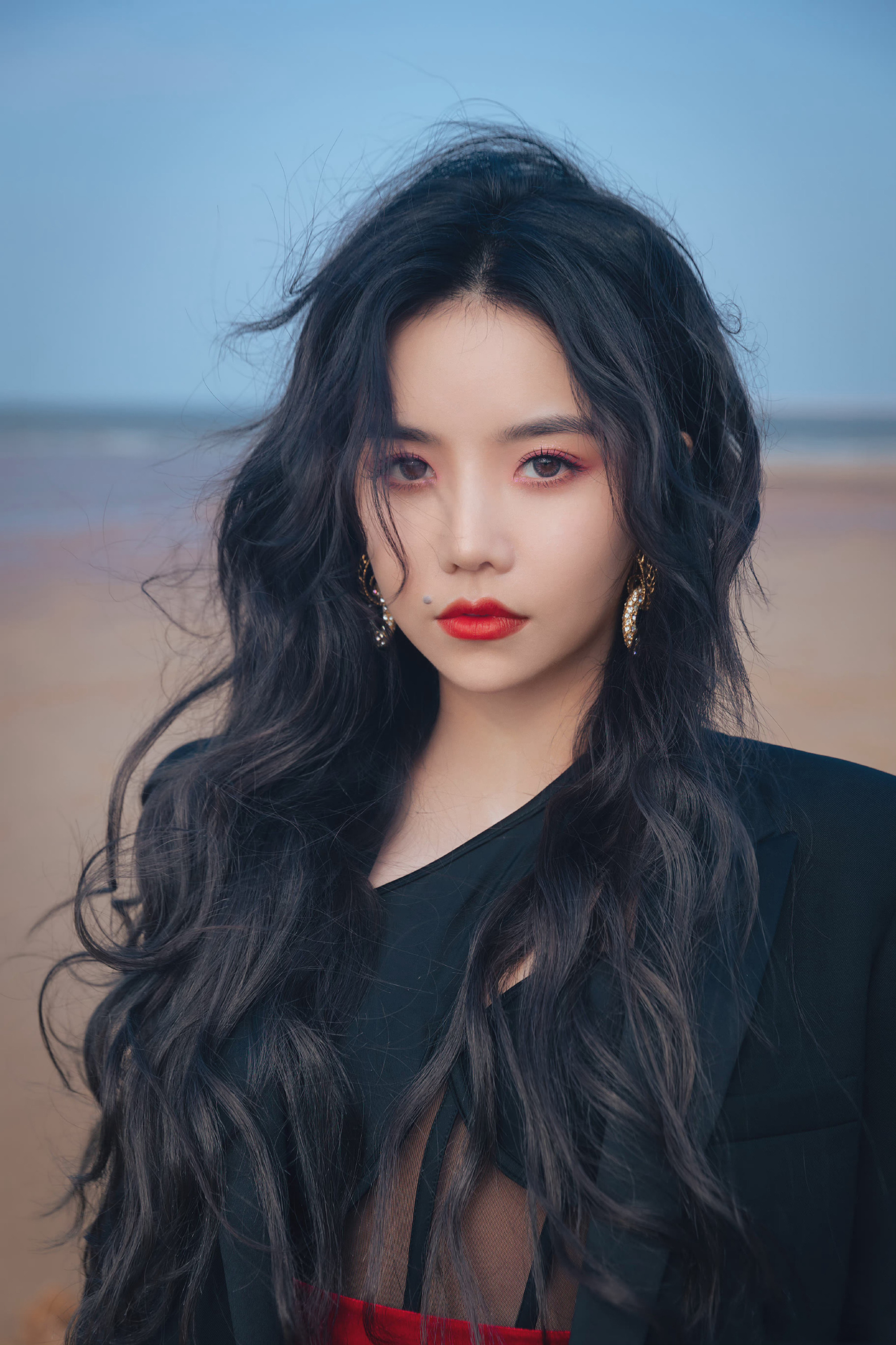 安崎最新造型公开,身穿黑色西装内搭红色短裤,红黑碰