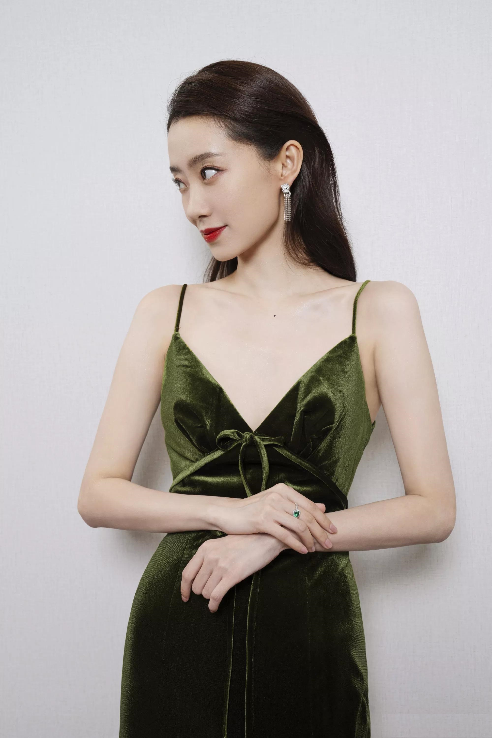 张小斐:深v吊带礼服,美艳动人!__财经头条