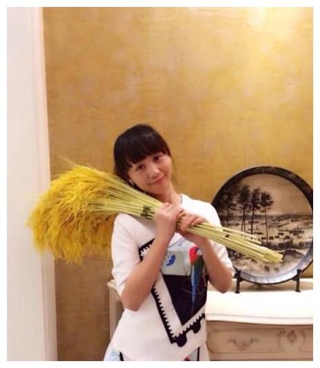 何文茵于2001年5月25日出生于广州.