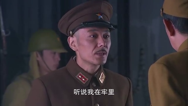 战地狮吼:汉奸与特派员鬼子面前和和睦睦,不料背地针锋相对