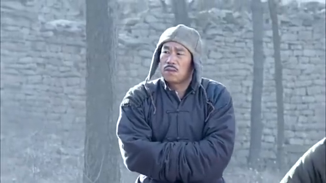 鬼子乔装打扮进村偷地雷,不料被小孩发现身份,有好戏看了!