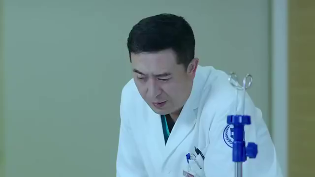 急诊科医生:旧爱和女友在里边治疗,而嘉译却只能能看着,很难受