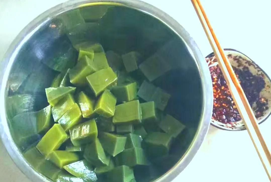 简单易做的斑鸠叶豆腐,希望在这个夏天,也能给你带来一丝清凉