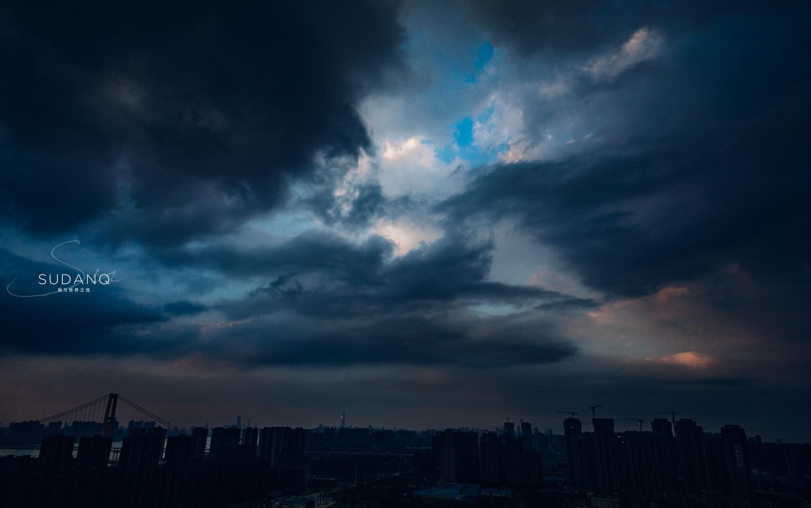 黑云压城城欲摧今日武汉天空很震撼还出现了一只蓝色之眼