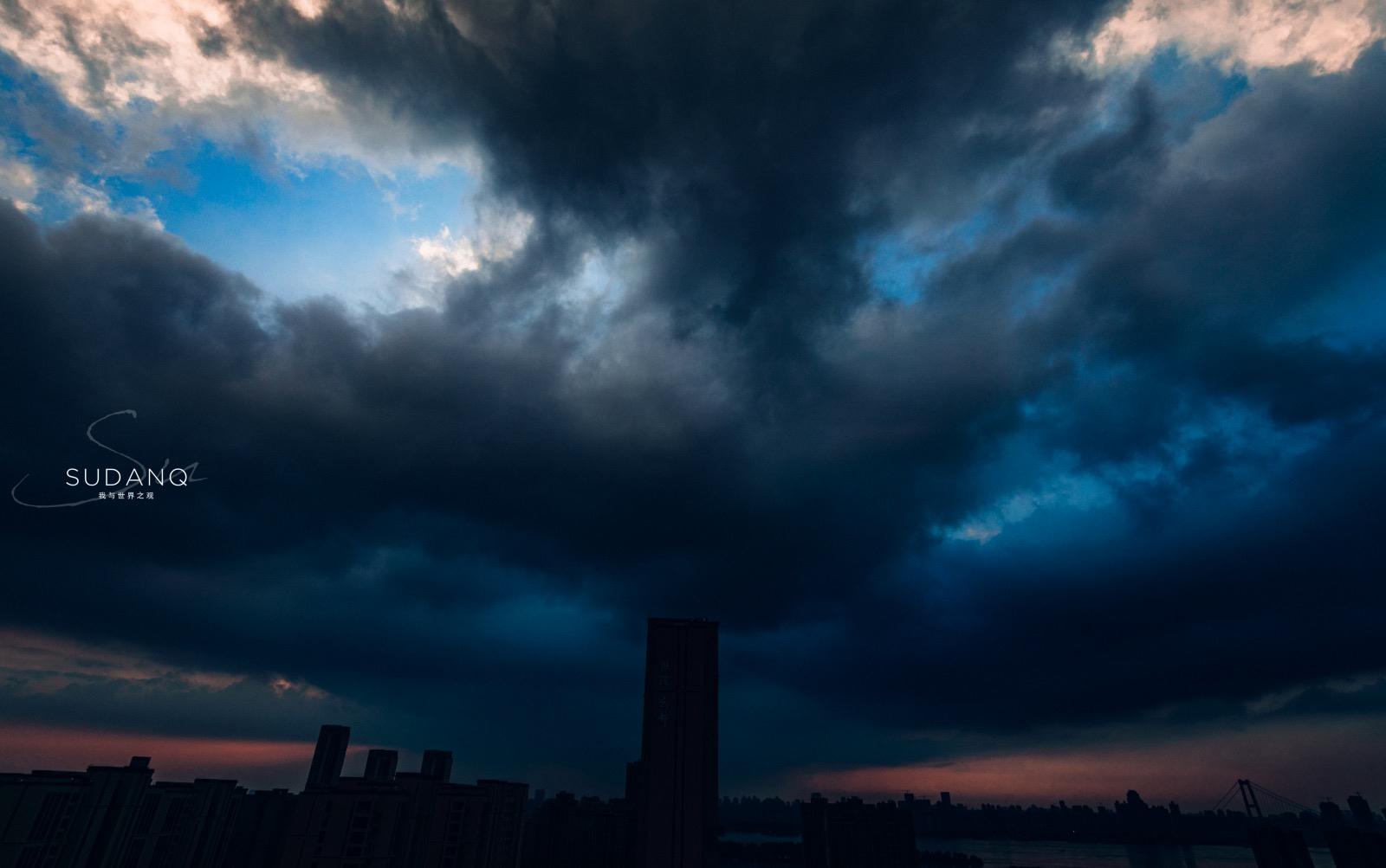 黑云压城城欲摧今日武汉天空很震撼还出现了一只蓝色之眼