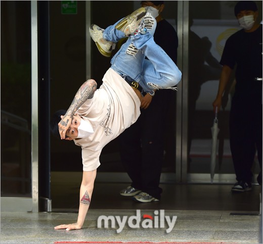 朴宰范参加柳熙烈节目拍摄单手倒立