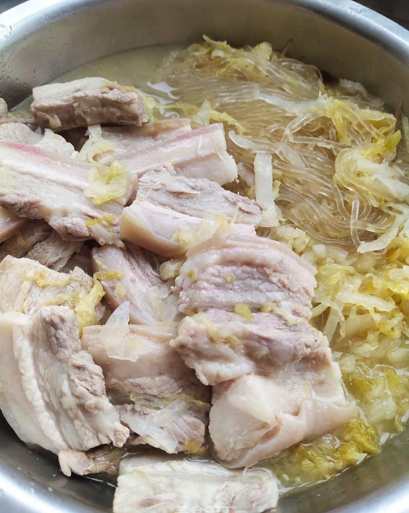 酸菜炖五花肉的家庭版做法这样操作肉质肥而不腻开胃下饭