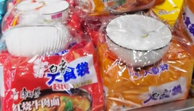 河南男子买方便面，发现康师傅披着白象“外衣”，网友表示疑惑休闲区蓝鸢梦想 - Www.slyday.coM