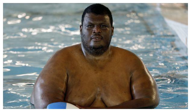 图:亚伯勒身高超过2米,体重超过700斤,最重时曾超过800斤,然而他被称