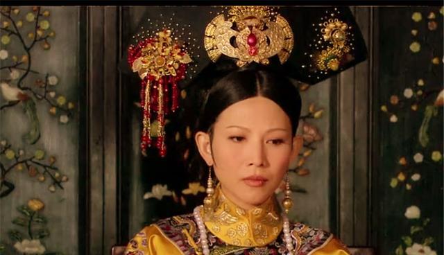 甄嬛传:各妃嫔旗头,华妃华丽,甄嬛精致,为何只有眉庄是歪的?