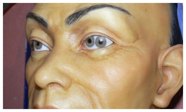 和正常人的眼睛也没有什么区别,我们看到东西也是一样的,重瞳为两种