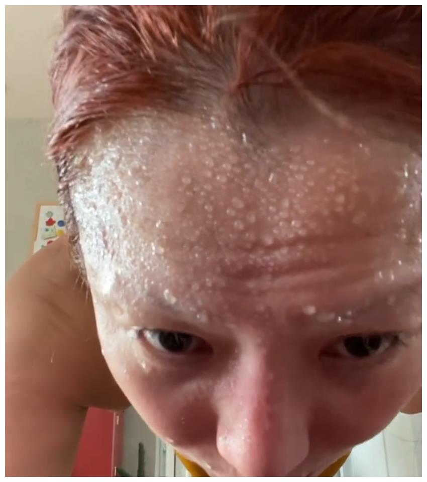 郑秀文化悲痛为力量做平板支撑,累得满脸都是汗珠子,令人心疼!