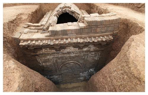 南京出土福清公主墓,墓中竟还住有活人,直接睡在公主棺材上