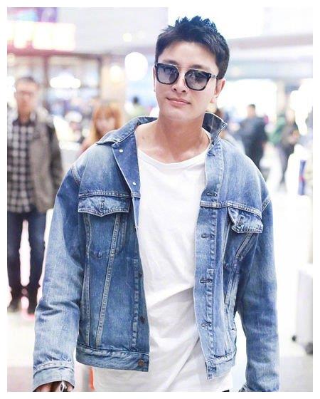 贾乃亮又帅回来了,穿白t配牛仔外套,减龄帅气,看起来心情大好