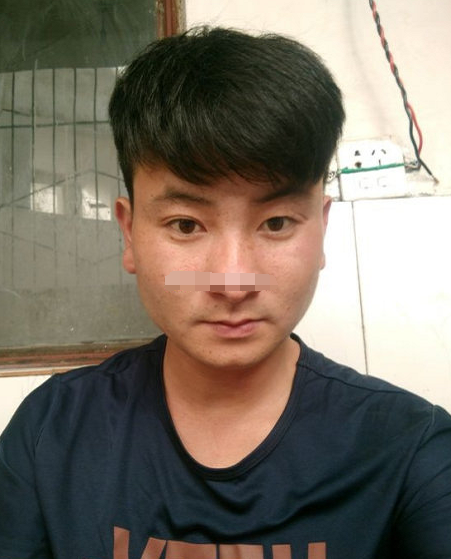 圆脸耳朵反骨法令纹不对称做事有主见能经商创业发展大