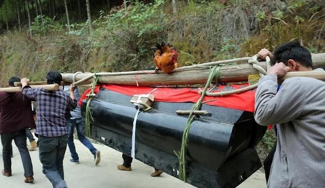 知道抬棺棺材上面为什么要放一只鸡和带着板凳