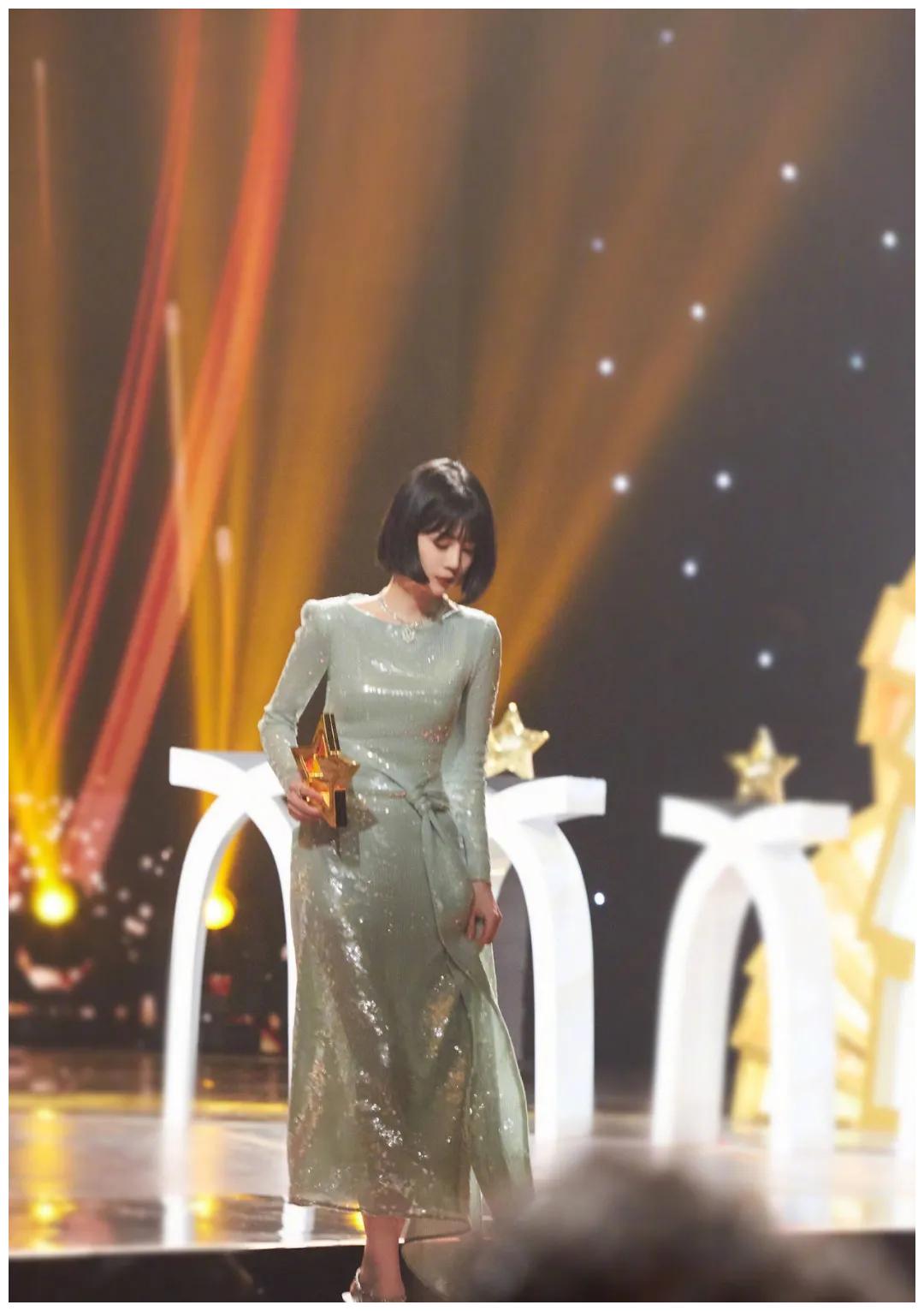 国剧盛典女星比美:28岁吴倩脸垮显疲态,30岁谭松韵轻熟迷人