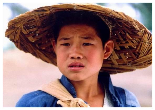 在电视剧中张嘎子由谢孟伟饰演,是一个古灵精怪,又野又倔的孩子.