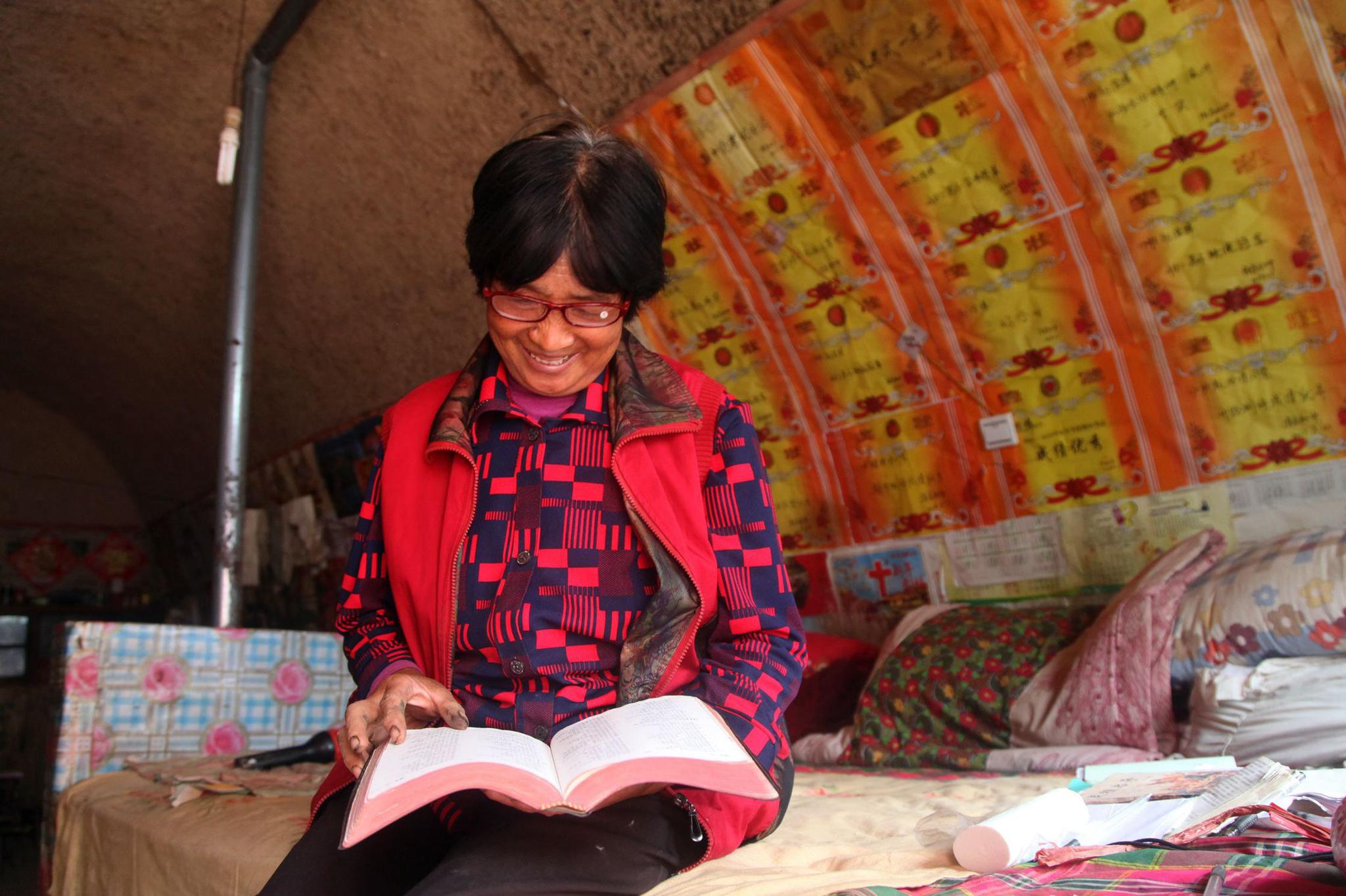 连续3天大雨,实拍农村地坑院里老人们的真实生活,看看是啥样