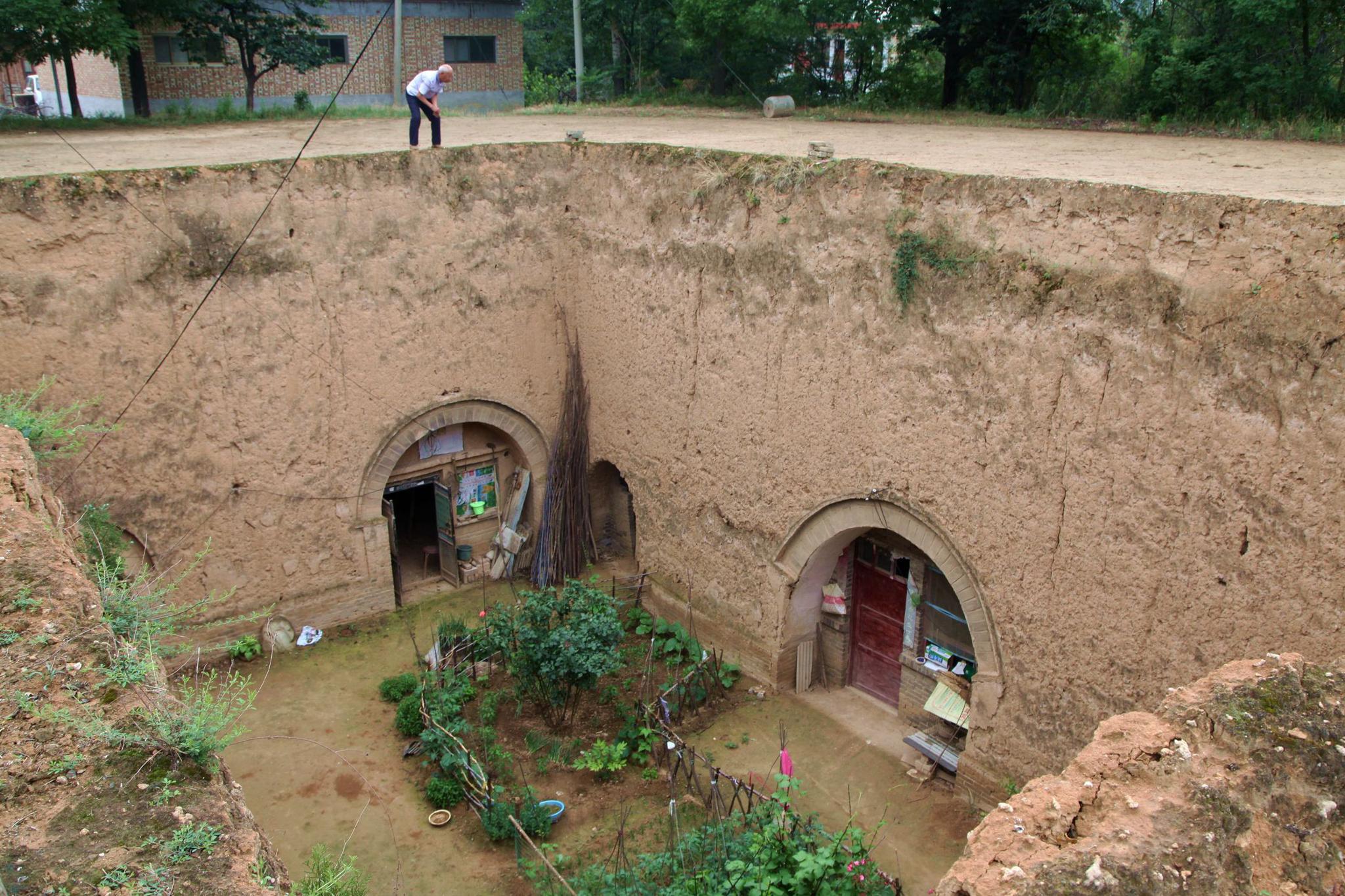农村地坑院里老人们的真实生活,看看是啥样|地坑|院子|窑洞_新浪新闻
