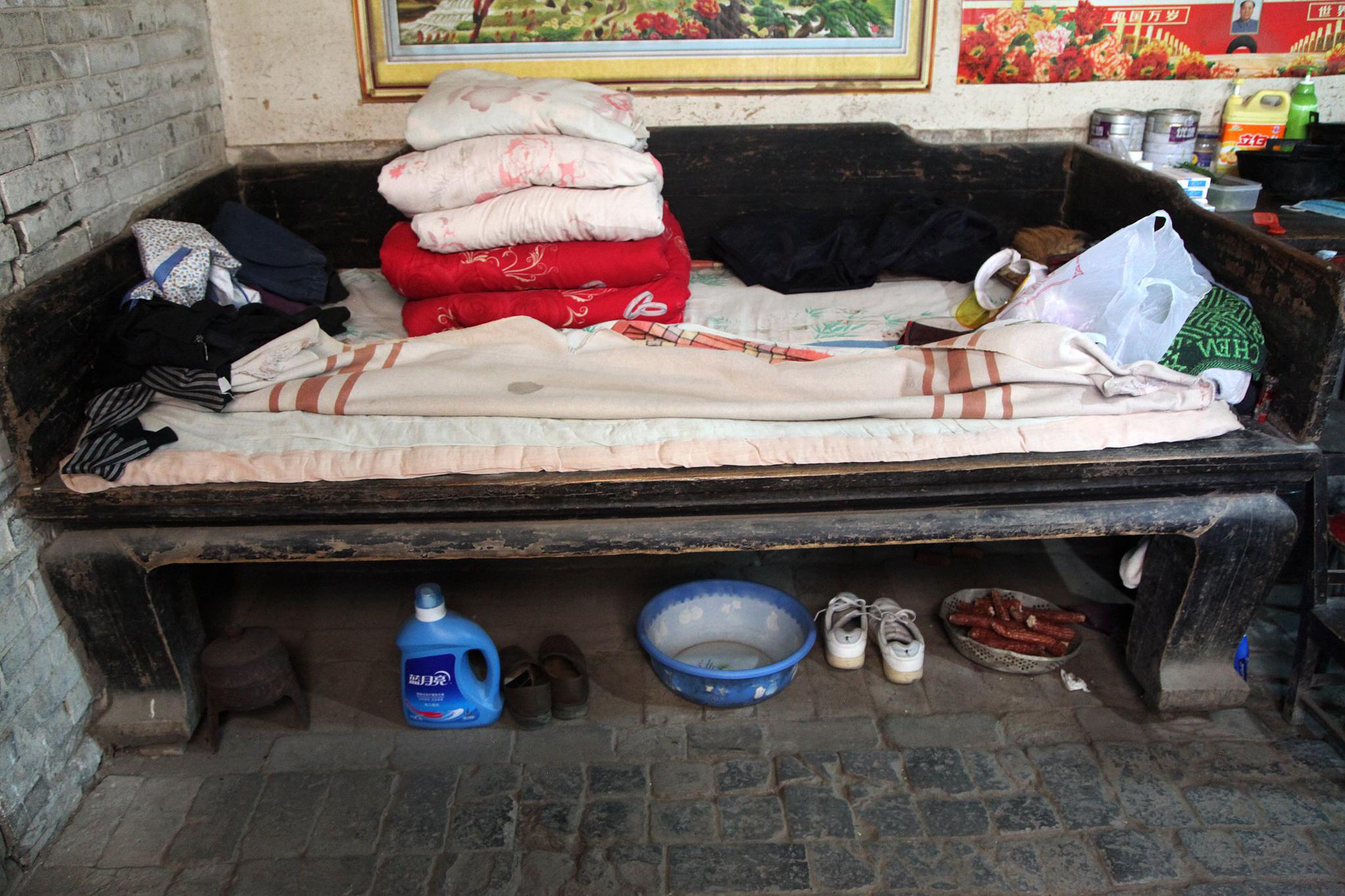 农村300年老宅藏有1张木床,16万不卖,看看啥木料如此金贵