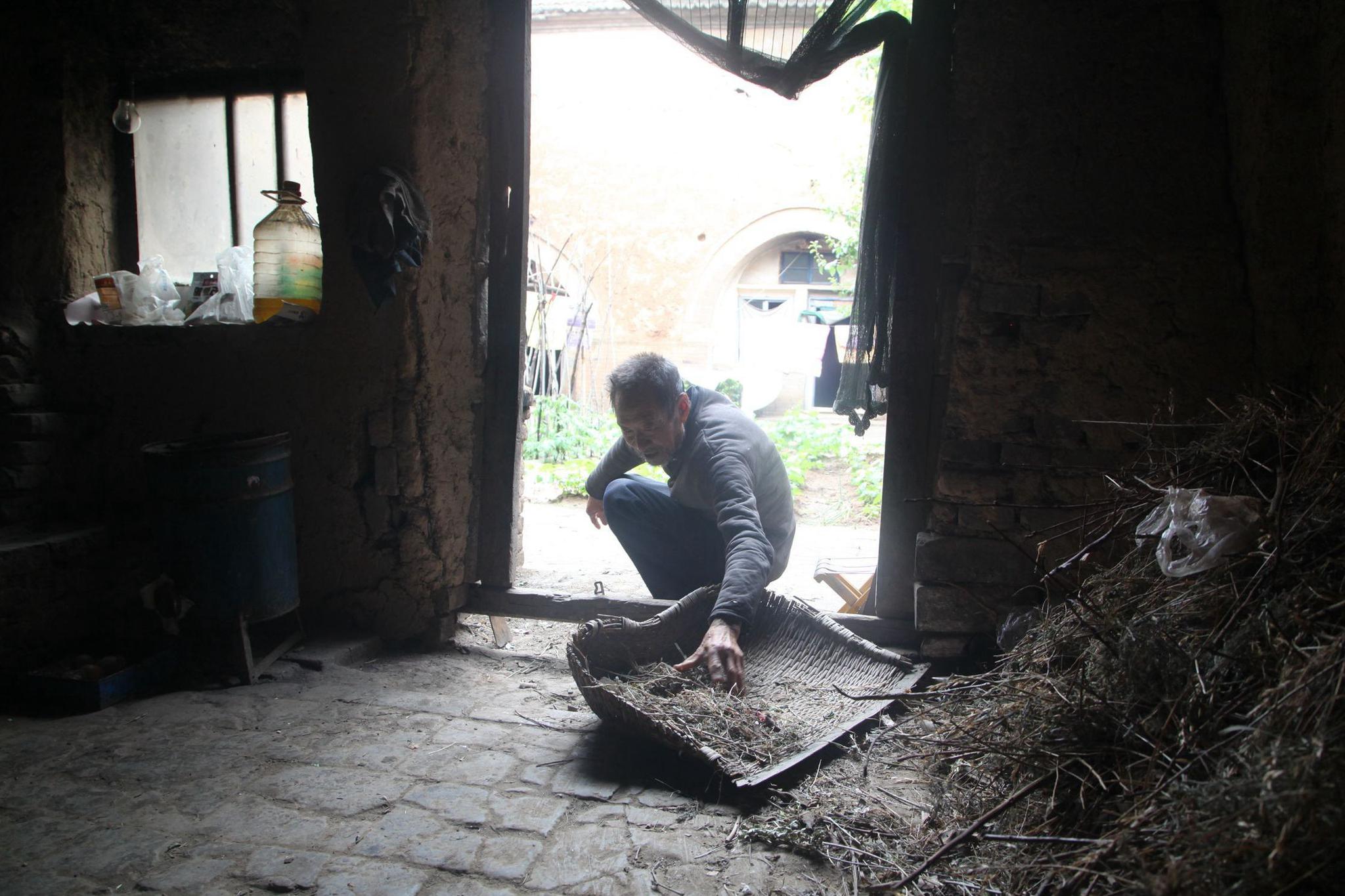 连续3天大雨,实拍农村地坑院里老人们的真实生活,看看是啥样