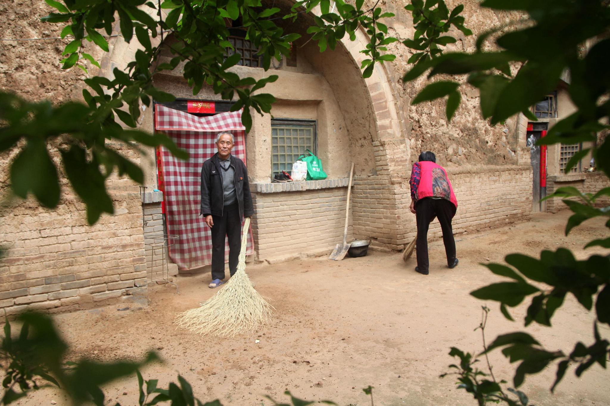 连续3天大雨,实拍农村地坑院里老人们的真实生活,看看是啥样