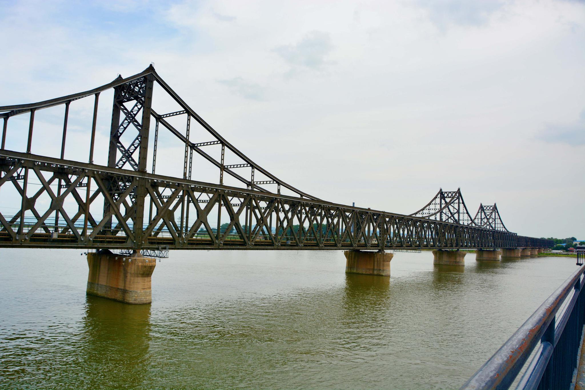 【携程攻略】丹东鸭绿江断桥景点,鸭绿江断桥是丹东的标志性景点之一，它紧挨着鸭绿江大桥，是日本殖民…